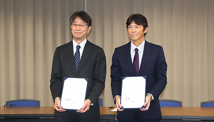 （写真左から）塩田 情報・データサイエンス学部長、尾留川 千葉市立千葉高等学校長